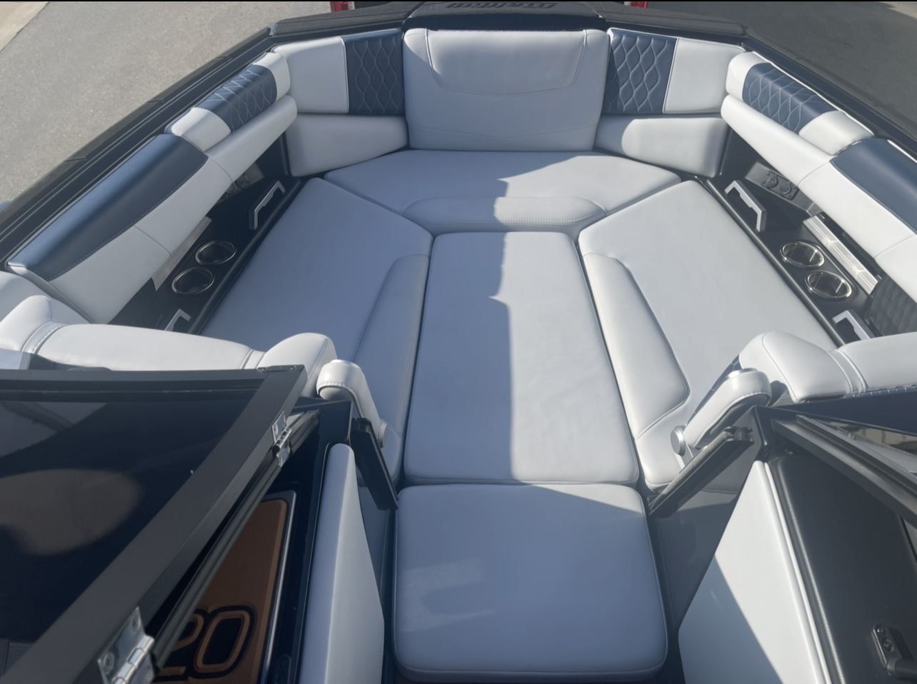 2021 Malibu M220 Icon